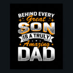 Bakom varje Underbar son finns en äkta Fantastisk  Poster<br><div class="desc">Bakom varje Underbar son finns en verklig gåva från Fantastisk Pappa. Perfekt-gåva till pappa,  mamma,  pappa,  manar,  kvinnor,  vänner och familjemedlemmar på Thanksgiving Dag,  juldag,  Mors dag,  Fars dag,  4 juli,  1776 Oberoende dag,  veterandagen,  Halloween D,  Patrick's Day</div>