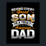 Bakom varje Underbar son finns en äkta Fantastisk  Poster<br><div class="desc">Bakom varje Underbar son finns en verklig gåva från Fantastisk Pappa. Perfekt-gåva till pappa,  mamma,  pappa,  manar,  kvinnor,  vänner och familjemedlemmar på Thanksgiving Dag,  juldag,  Mors dag,  Fars dag,  4 juli,  1776 Oberoende dag,  veterandagen,  Halloween D,  Patrick's Day</div>