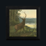 Baksida av Elk Tittar över Sjö Minnesask<br><div class="desc">Bor du långt från naturen? Denna vackra och likväl klassiska bild av ge är ett fredligt intryck och färgen av älgen är korrekta,  vilket gör denna bild mycket realistisk. Skaffa den här naturkonsten på dina favoritprodukter!</div>