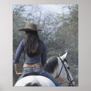 Baksida av en kvinna som rider en häst poster