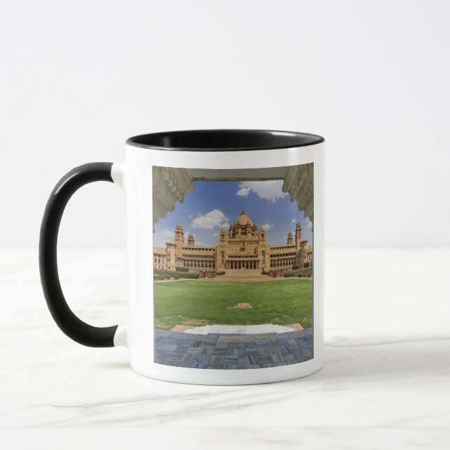 Baksida av hotell Umaid Bhawan Palace, Jodjpur. Mugg (Vänster)