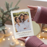 Baksida av PHOTO-FOTO för God jul-Blommigt med enk Julkort<br><div class="desc">Det här vackra fotopriskortet har ditt bästa foto i porträtt med modern kalligrafi och en enkel minimalistisk design. Mot en känslig begynnelsebakgrund omges fotot av ett enkelt vitt gräns. Kortets omvända dekoreras med en tidslös jul Mönster på löv och tranbär i klassisk Färg: Elfenben, grönt, röd över en mörk grönt...</div>
