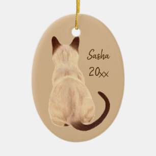 Baksida för Sasha beskådar Siamese kattsitta Julgransprydnad Keramik