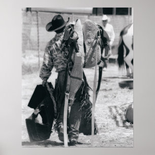 Baksidaen beskådar av cowboy som hauling utrustar poster