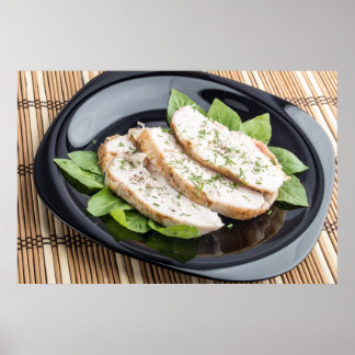 Bakskivor av kyckling kött på en svart platta poster