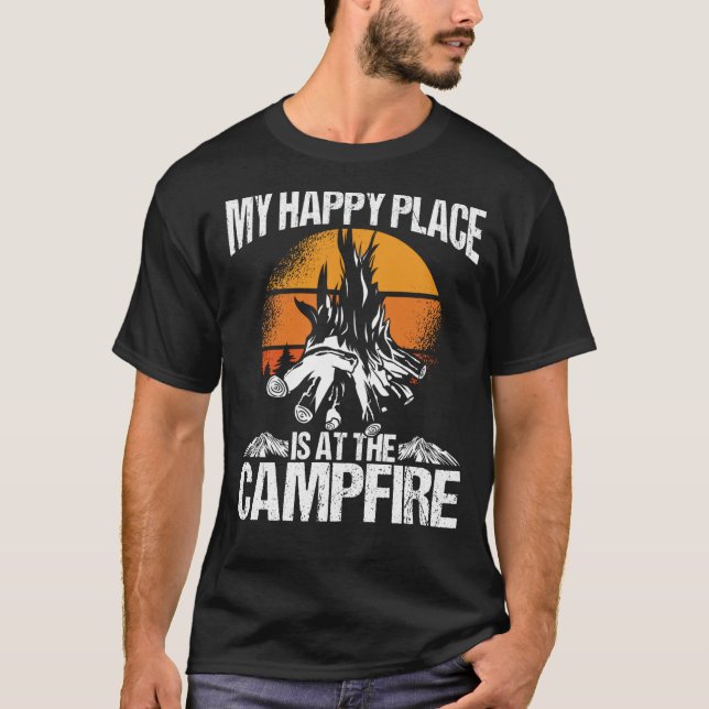 Baktryck mitt Lycklig Ställe är en Campfire Campin T Shirt (Framsida)