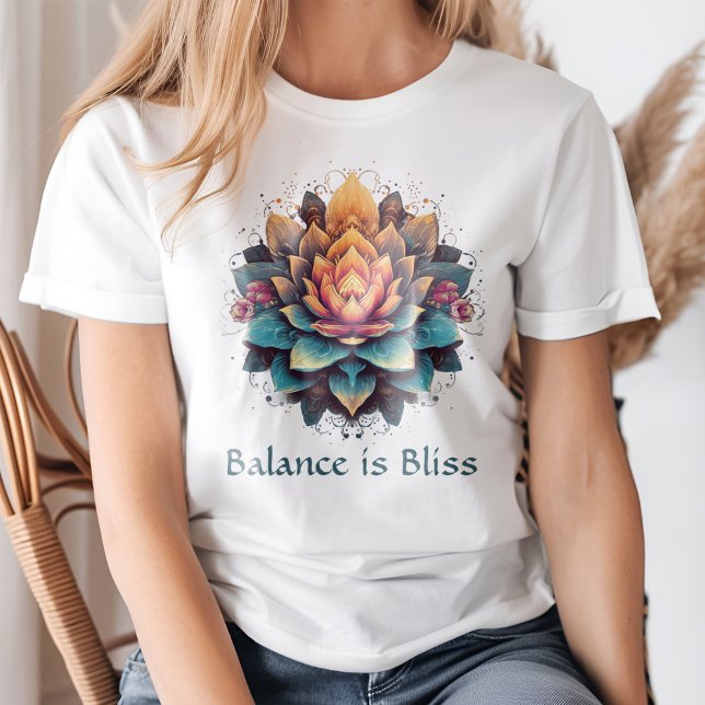 "Balans är Bliss" Vintage Färgfull Lotus Flower T Shirt ("Balance is Bliss" Vintage Colorful Lotus Flower T-Shirt on a woman)