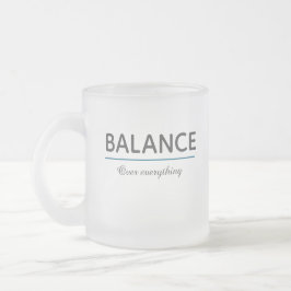 Balans Framför Allt – Minimal Vit Typografi Frostad Glasmugg
