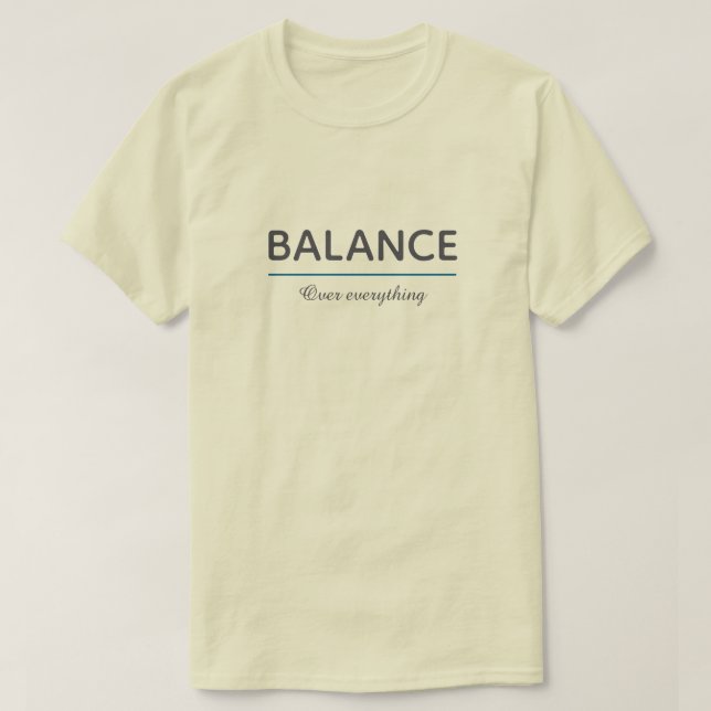 Balans Framför Allt – Minimal Vit Typografi T Shirt (Design framsida)