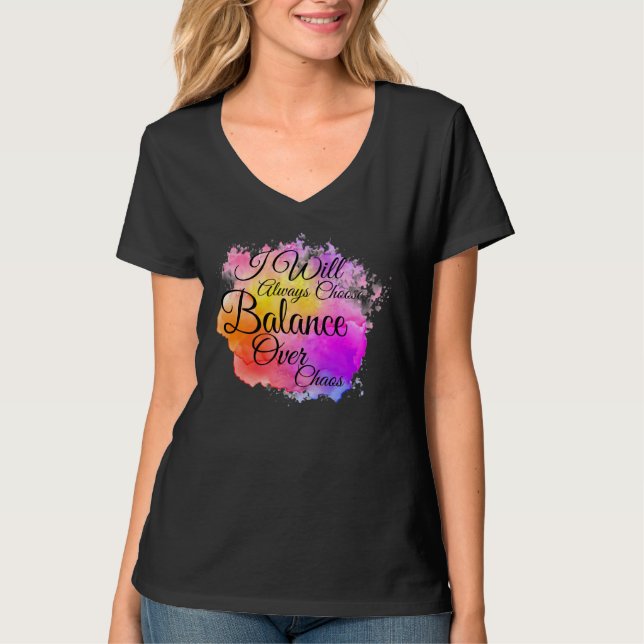 Balans över Chaos V-Nacke Tee Black (Framsida)