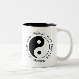 Balansera den Yin Yang muggen Två-Tonad Mugg