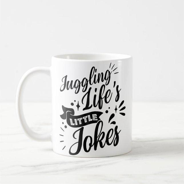 Balansera Livets Små Skämt - Humorister Kaffemugg (Vänster)