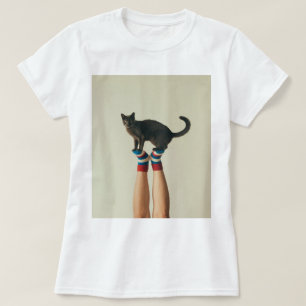 Balanserande katt på strimlade socklar, katttäcke t shirt