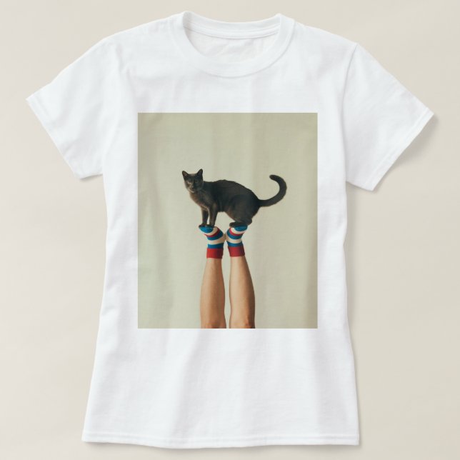 Balanserande katt på strimlade socklar, katttäcke t shirt (Design framsida)