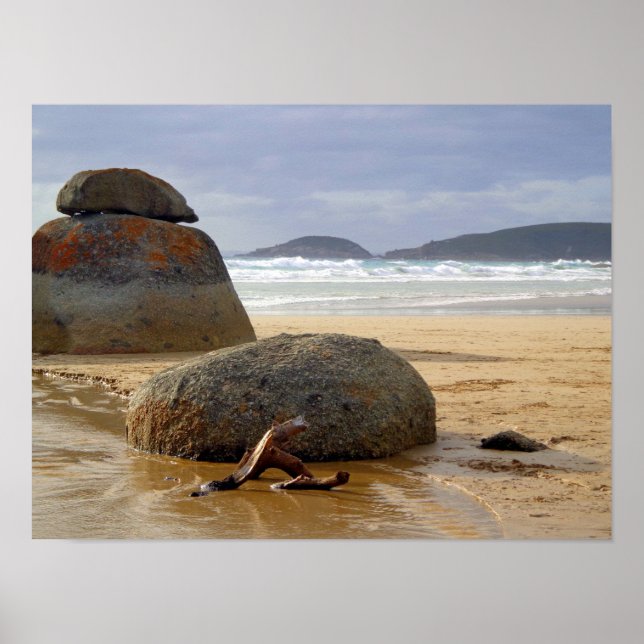 Balanserat Sten och Driftwood på australiska Beach Poster (Framsidan)