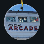 Balboa Fun Zone, Newport Beach, Kalifornien Julgransprydnad Keramik<br><div class="desc">Den gamla arkadskylten vid Balboa Fun Zone på Balboa-halvön i Newport Beach, Kalifornien. Fun Zone byggdes ursprungligen 1936 och har sedan dess renoverats och sålts till nya ägare flera gånger. Det finns ett pariserhjul, arkadspel, radiobilar och flera souvenirbutiker. Det finns också turtbåtsföretag som seglar runt hamnen med båtturer och kryssningar....</div>