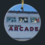 Balboa Fun Zone, Newport Beach, Kalifornien Julgransprydnad Keramik<br><div class="desc">Den gamla arkadskylten vid Balboa Fun Zone på Balboa-halvön i Newport Beach, Kalifornien. Fun Zone byggdes ursprungligen 1936 och har sedan dess renoverats och sålts till nya ägare flera gånger. Det finns ett pariserhjul, arkadspel, radiobilar och flera souvenirbutiker. Det finns också turtbåtsföretag som seglar runt hamnen med båtturer och kryssningar....</div>
