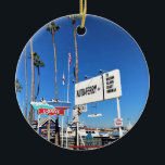Balboa Island Ferry, Newport Beach, Kalifornien Julgransprydnad Keramik<br><div class="desc">Inresan till Balboa Island Ferry från Balboa-Roligten Zon på Balboa-Peninsulan i Newport Beach,  Kalifornien. Bilfärjan är en roligt och enkel väg till kor hamnen från den Roligt som är Zon på Balboa-Peninsulan till Balboa-ön. Foto taget i november 2022.</div>