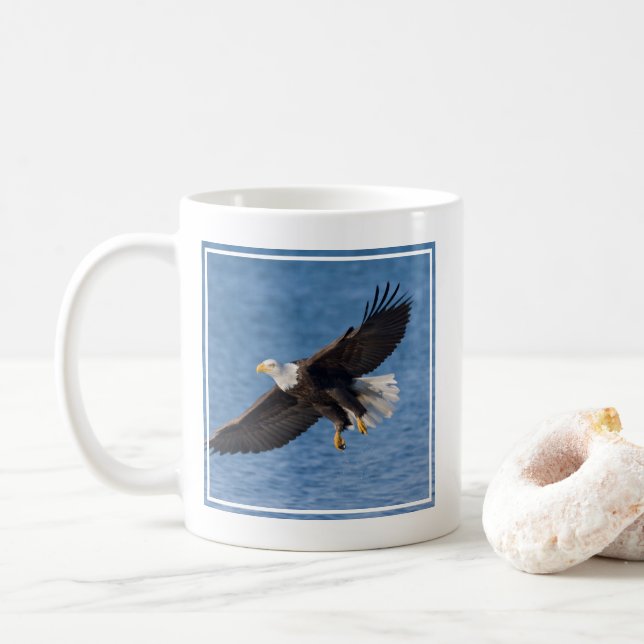 Bald eagle in flight kaffemugg (Med munk)
