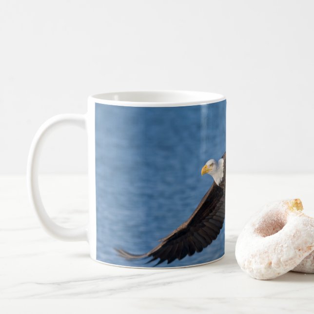 Bald eagle in flight kaffemugg (Med munk)