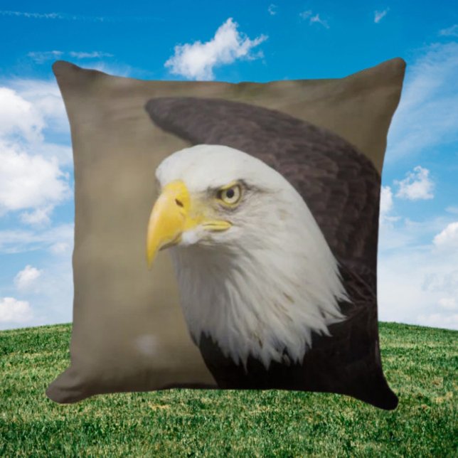 Bald Eagle Power – Bold Statement Throw Pillow Kudde (Skapare uppladdad)