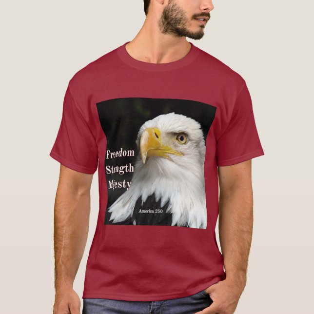 Bald eagle profile head on black background. T-Shi T Shirt (Framsida)