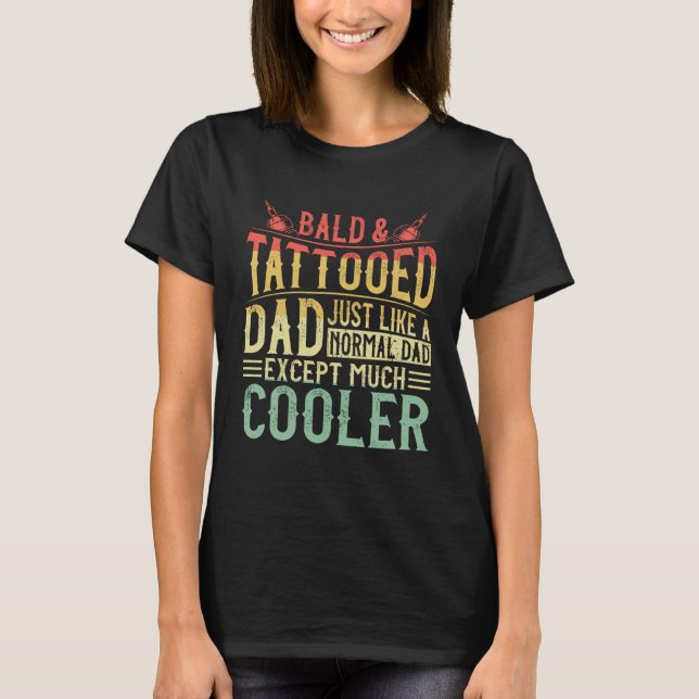 Bald & Tattooed Dad Humor Funny Father's Day T Shirt (Framsida)