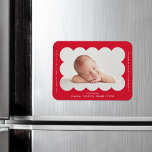 Bäldsannonsering i Red Modern Scalloped Ram Magnet<br><div class="desc">Modern födelseannonsmagnet med ditt baby-foto kapslat inne i ett ljusrött schallopat ram. Anpassa den röda förlossningsmagneten genom att lägga till din baby namn och ytterligare information i vitskrift.</div>