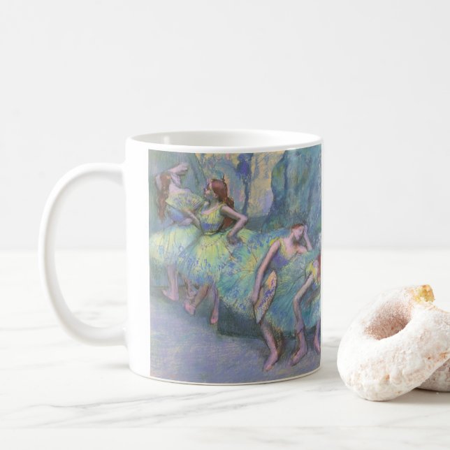 Balettdansöser i kulisserna av Edgar Degas Kaffemugg (Med munk)