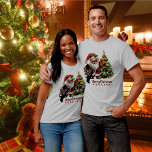 Balfour Scottie Hund Jul Personlig T Shirt<br><div class="desc">Nu är det en skotsk hund jul! Han är sport en balfytartanbåge. Bära till julfester,  kontor party,  klan och shopping! Du kan anpassa utrymmet för God jul till vad du vill eller lämna det som det är! Glad helg!</div>