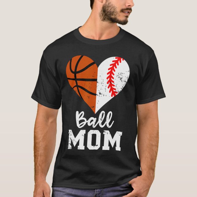 Ball Mom Heart Funny Baseball Basketball Mom famil T Shirt (Framsida)