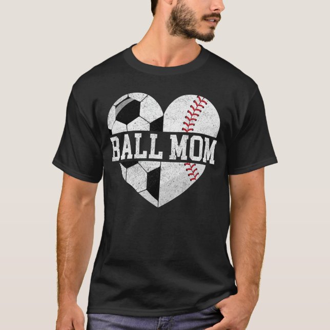 Ball Mom  Heart Funny Baseball Soccer Mom retro T Shirt (Framsida)