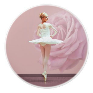 Ballerina i vit med rosa ros knopp