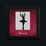 Ballerina Silhouette på Heart Mandala Mönster Smyckeskrin<br><div class="desc">En silhuett av en ballerina som på topparna av hennes tår med händer upphöjt ovanför hennes huvud. Omringad av en lacy tittar,  svartvitt hjärta och blommformad mandala mönster. Ställ in på en regal röd bakgrund. Anpassa med namn eller initialer i ett finare art deco-teckensnitt.</div>