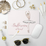 Ballerina vid hjärtcitat Enkel  Rosa Glitter<br><div class="desc">Den här söta,  gigantiska musmattan har en söt glitter-ballerina med citatet "Ballerina i hjärtat" i söt rosa-skripttypografi på  rosa. Copyright Anastasia Designer,  alla höger förbehållna.</div>
