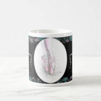 Ballerinafoten i femte placerar muggen kaffemugg