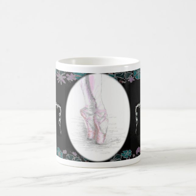 Ballerinafoten i femte placerar muggen kaffemugg (Center)