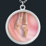Ballet Dancer i Toe Shoes Silverpläterat Halsband<br><div class="desc">För älskare i baletten har detta halsband en balettdansare i tå-skor över en rosa abstrakt och snurrande bakgrund.</div>