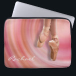 Ballet Dancer med eget namn Laptop Sleeve<br><div class="desc">En balettdansare på hennes tår i en rosa femininin utformning med en abstraktens snurrande bakgrund. Infoga ditt namn i ställe på det exempel på namn som visas i designmallen. Du kan också ta bort namn om du föredrar fodral med det. Markera bara knappen "anpassa" och ta bort texten.</div>