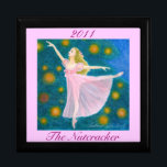 Ballet Gift Box - 2011 Nutcracker Commemorative Smyckeskrin<br><div class="desc">Den här underbara presentlådan har den vackra vattenfärgsbilden av Clara i arabesque. All text kan vara personlig genom att du fyller i fälten i mallen! En underbarare presentidé för alla dansare som gör det här säsongens Nutcracker. Finns i 2 storlekar och du kan välja mellan 4 färger. ©Mitzi Sato-Wiuff för...</div>