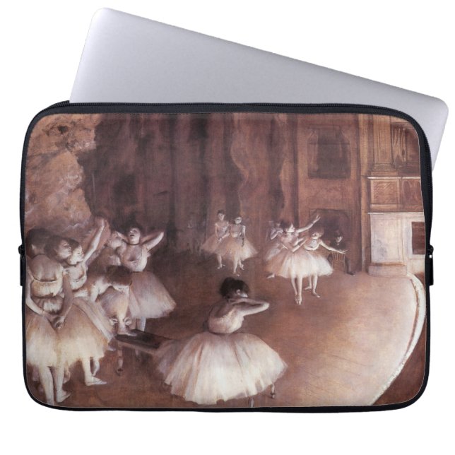Ballet Rehearsal på scenen av Edgar Degas Laptop Sleeve (Framsidan)