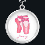 Ballet Shoes Personlig Dance Teacher Necklace Silverpläterat Halsband<br><div class="desc">Med en originalmarkörillustration av ett par rosa pekdon. Anpassa dig bara för en unik gåva till din favoritdansare eller danslärare!</div>