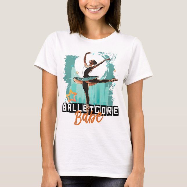Balletcore-Babe | Tutus & Total Dominans T-shirt (Framsida)