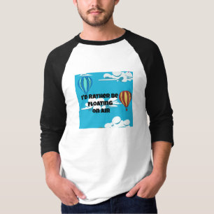 Ballonger hett-Luft i Himmel på en T-shirt