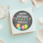 Balloon Bunting Flagga Chalkboard Kid Birthday Runt Klistermärke<br><div class="desc">Kid Birthday-klistermärken för Flagga-ballongen. Kyla födelsedlarna för barnen" födelsedagsfest firande. Färgfulla ballonger och buntande flaggor finns på en grått-kalkbräda. Anpassa med ditt barns namn.</div>