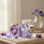 Ballotin "Cœur de Violettes"  Presentaskar<br><div class="desc">Offrez vos cadeaux avec style grâce à ce magnifique ballotin décoré de notre motif exclusif "Cœur de Violettes". Ce design poétique, composé de fleurs de violettes aux teintes pourpres et bordeaux sur un fond lavande délicat, apporte une touche artistique immédiate à vos présents. Détails du produit : Design : Impression...</div>