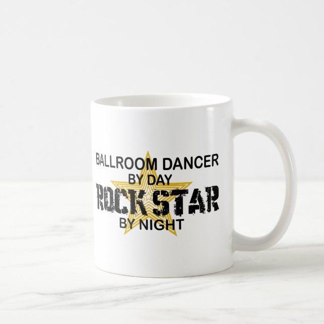 Balsaldansarerockstjärna vid natt kaffemugg (Höger)