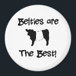 Bälten är den bäste Gorge Belted Galloway Cow Magnet<br><div class="desc">Här är ett stiligt redo för att lägga till ditt eget gård namn,  meddelande eller namn till! Design säger att Belties är bäst! De här sällsynten är skotska bältkor doftliga och hårda.</div>