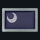 Bältet för den Moultrie frihetflagga spänner fast<br><div class="desc">Historically exakta den växande Moultrie frihetflagga. Tidigt i revolutionen, rebelliska styrkor började att stärka Sullivan som ön av kusten av Charleston i förberedelsen för besvärar med den brittiska marinen. I den varma Juni luften av 1776 sågar kommendörkaptenSergeant William Jasper krona hastiga for som flagga av nybörjarefort Moultrie besegrar och skrek,...</div>
