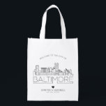 Baltimore, Maryland Bröllop | Stylized Skyline Återanvändbar Påse<br><div class="desc">En unik påse bröllop för ett bröllop som tar ställe i den vackra staden Baltimore i Maryland. Den här väskan är en stiliserad illustration av stadens unika skylt med namn under. Detta följs av information om din bröllopsdag i ett matchande öppet infogat stil. Den här artikeln ingår i en större...</div>